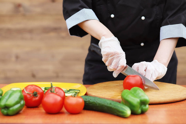 The cook cuts fresh farm vegetables - Foto, immagini