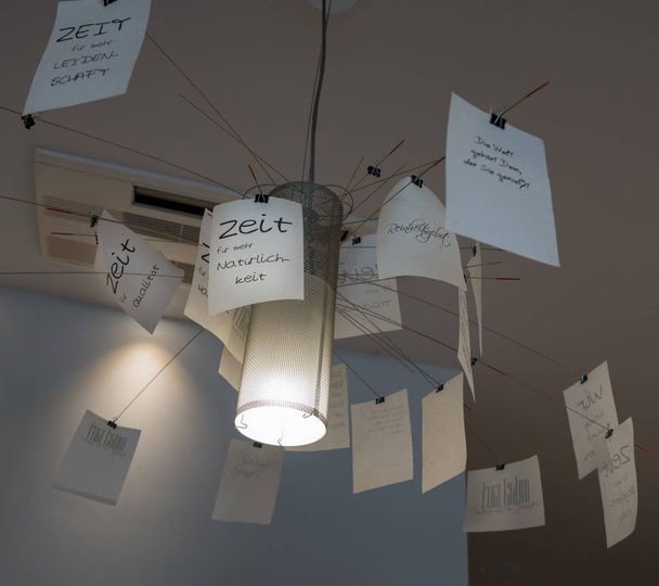 Aforizmalar üzerinde restoranda bir lamba ile Not   - Fotoğraf, Görsel