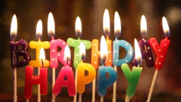 Verlichte kaarsen in de vorm van brieven een gelukkige verjaardag. - Video