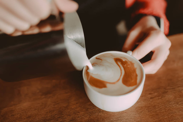 Preparar hacer café caliente espuma cappuccino en taza de vidrio blanco
 - Foto, Imagen