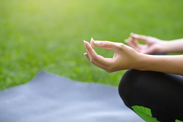 Gros plan de yoga femme main dans la pose de lotus
 - Photo, image