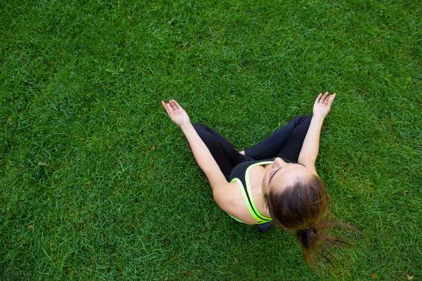 junge Frau im Freien, entspannte Meditationspose - Foto, Bild