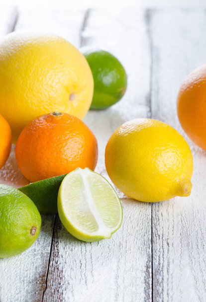 Čerstvé citrusové plody na bílém rustikální dřevěné pozadí - Fotografie, Obrázek
