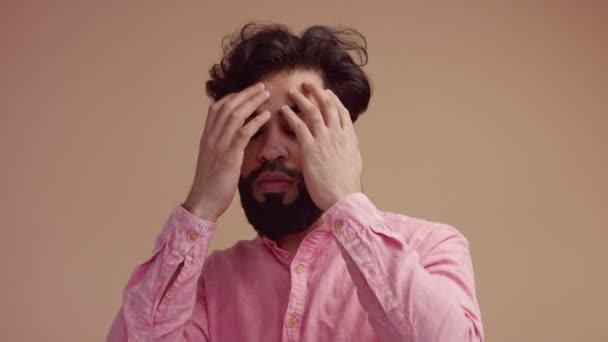 nervious stressed man making emotional surprised face - Metraje, vídeo