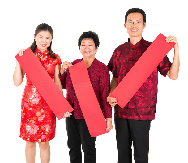 Asian Chinese family holding red spring couplets - Foto, Imagem
