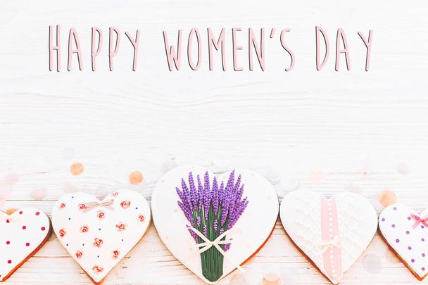 happy women 's day text sign flat lay. 8 марта. розовые сердечки цветы и конфетти на белом деревенском деревянном фоне. пространство для текста. концепция поздравительной открытки. женский яркий образ
 - Фото, изображение