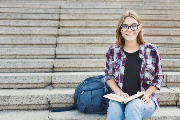 Młoda kobieta, czytanie książki na Uniwersytecie schody - Zdjęcie, obraz