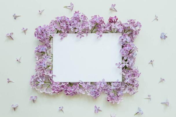 Flower background with paper sheet. Beautiful fresh flowers and  - Fotoğraf, Görsel