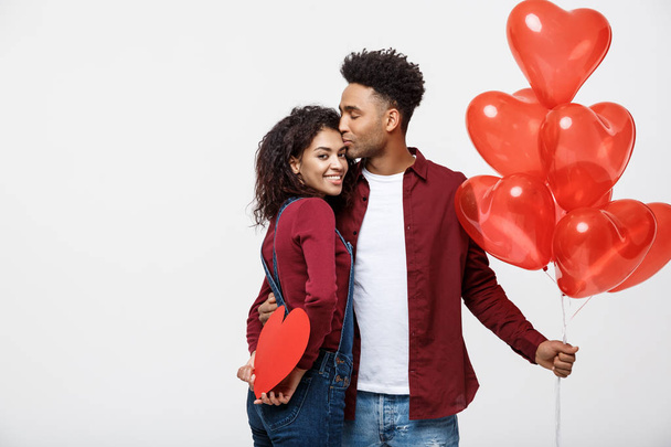 Jovem attactive casal afro-americano segurando balão coração e papel
. - Foto, Imagem