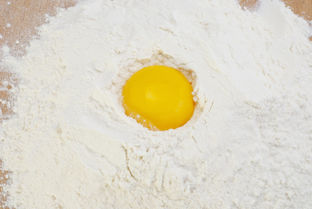 The egg in the flour - Фото, зображення