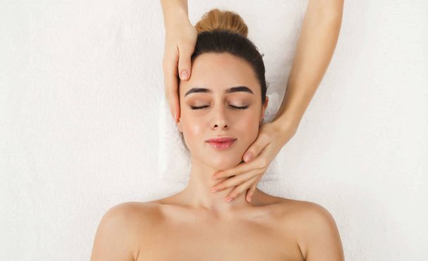 Femme obtenir massage facial professionnel au salon de spa
 - Photo, image