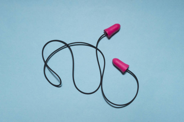Tapones para los oídos con cable
 - Foto, Imagen
