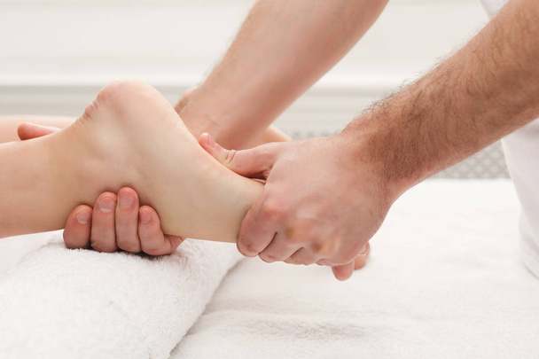 Voeten massage close-up, acupressuur - Foto, afbeelding