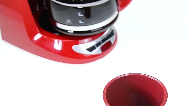 Öntés egy csésze friss kávé - Felvétel, videó