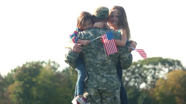 Due adorabili bambine con sfondi USA abbracciano il loro padre
. - Filmati, video