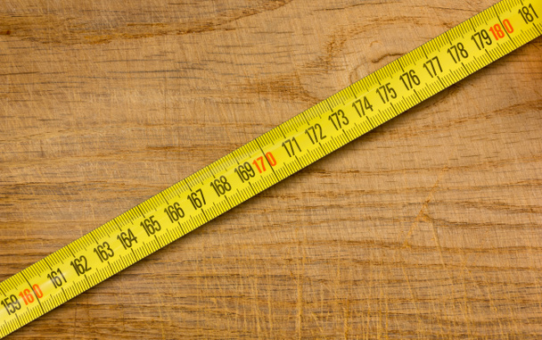 měřicí páska na dřevěném stole - Fotografie, Obrázek