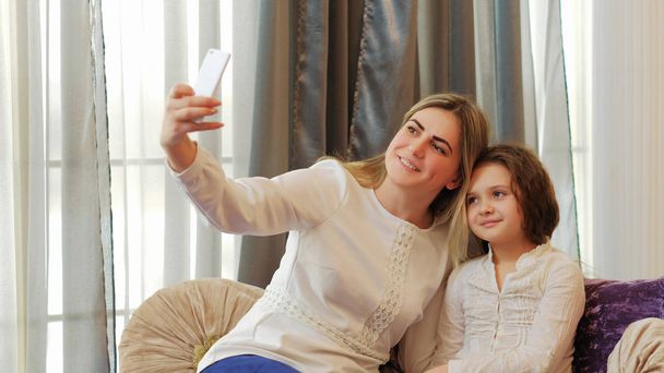 family mom kid parenting leisure fun selfie smile - Foto, Imagen