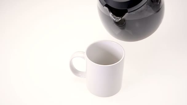Розливу свіжа чашка кави - Кадри, відео