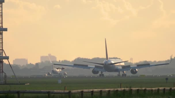 Wczesnym rankiem w Amsterdam airport - Materiał filmowy, wideo
