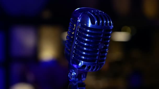 Old microphone in the club. Soft refocus, easy forward and backward movement - Footage, Video