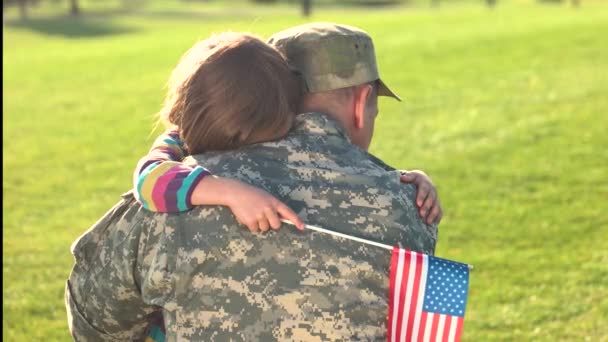 lieblich rührende Umarmungen des kleinen Mädchens mit ihrem militärischen Vater kamen zurück. - Filmmaterial, Video