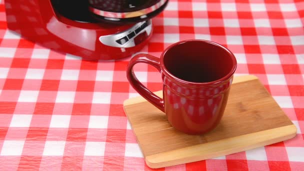 Versare una tazza di caffè fresco
 - Filmati, video