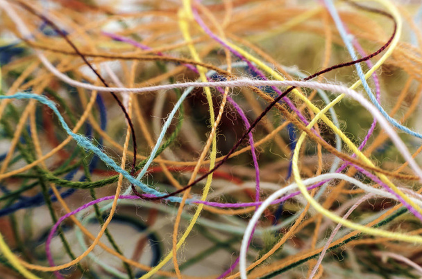 マルチカラーのもつれたカラフルな詰めこま絹糸ロープです。Mac - 写真・画像