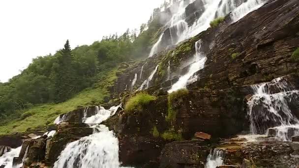 ノルウェーのウォーターフォールバレー。滝Tvindefossenはノルウェー最大の滝で、その高さは152 Mです有名なランドマーク - 映像、動画