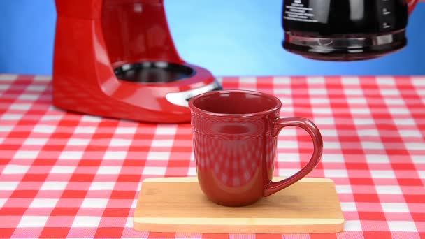 Derramando uma xícara fresca de café
 - Filmagem, Vídeo