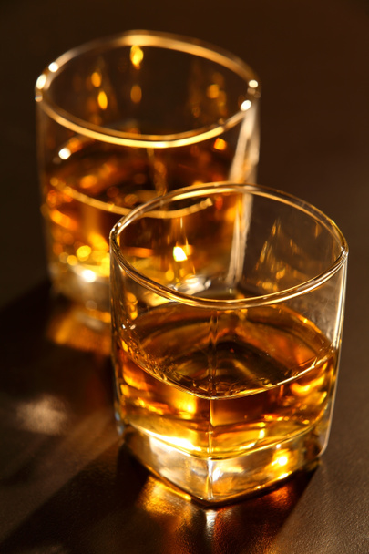 Verre de whisky et de glace sur comptoir brun
 - Photo, image