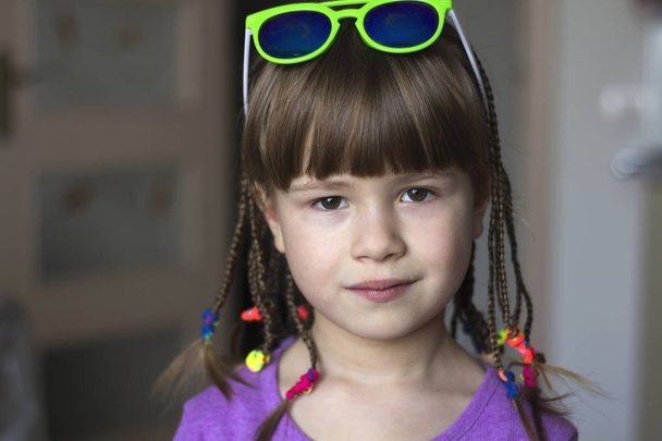 Портрет красивої дівчинки з маленькими косами
 - Фото, зображення