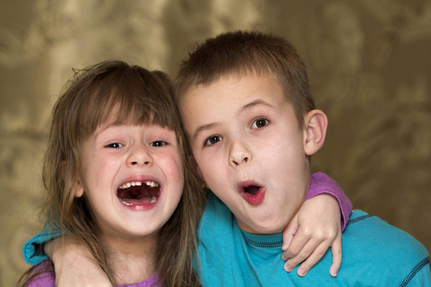 Retrato de divertido adorable hermano y hermana sonríen y ríen juntos
. - Foto, Imagen