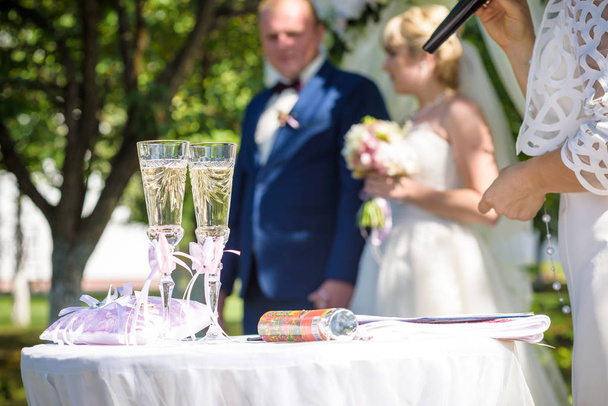 Ποτήρια γάμου με σαμπάνια κατά την τελετή - Φωτογραφία, εικόνα
