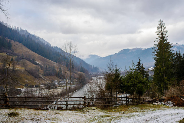 冬カルパティア山の背景にパインウッド フェンス - 写真・画像