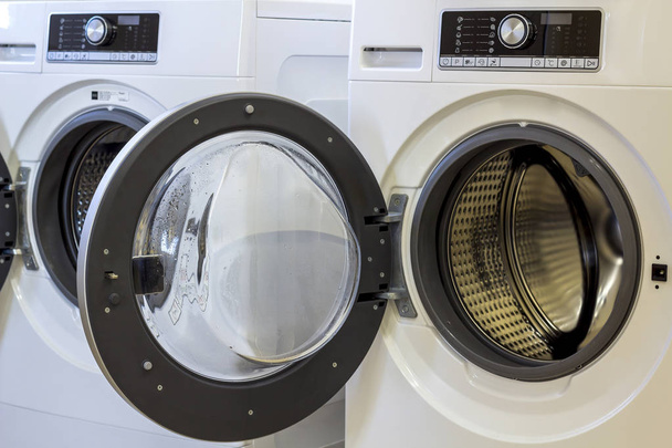Крупним планом відкрита пральна машина у ванній
 - Фото, зображення