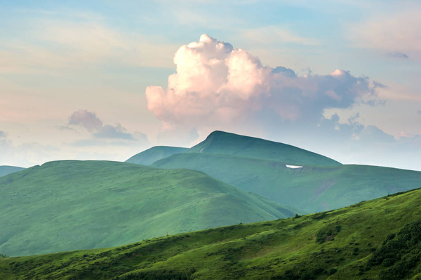 Летние горы с зеленой травой
. - Фото, изображение