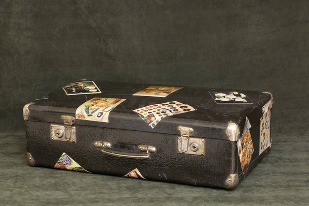 Стара валіза з листівками на зеленому тлі
 - Фото, зображення