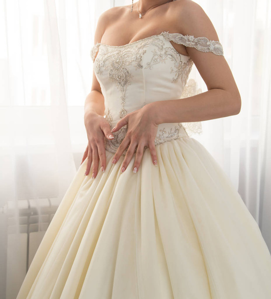 Невеста стоит у окна
 - Фото, изображение