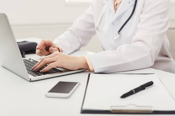 Bir doktor closeup laptop klavye üzerinde eller - Fotoğraf, Görsel