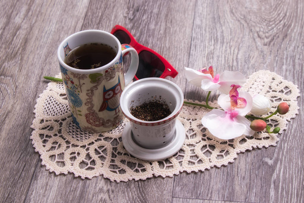 чашка чаю на дерев'яному столі
 - Фото, зображення