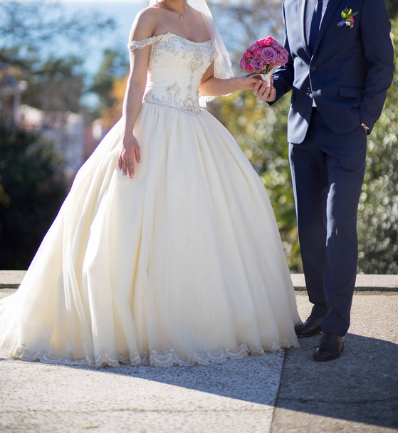 Novia y novio celebrando ramo de bodas con rosas
 - Foto, imagen