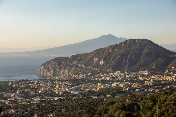 Romanttinen auringonlasku Napolin ja Vesuviuksen lahdella. Sorrento. Italia
 - Valokuva, kuva