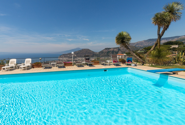 Bazén na pobřeží Amalfi s výhledem na Neapolský záliv a Vesuv. Sorrento. Itálie - Fotografie, Obrázek