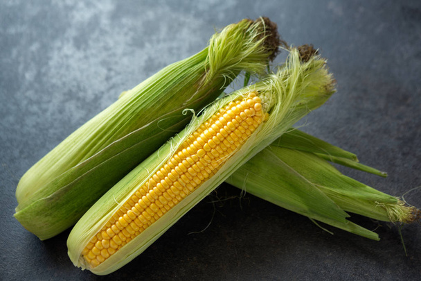 Fresh organic yellow sweet corn on table-Top view - Foto, imagen