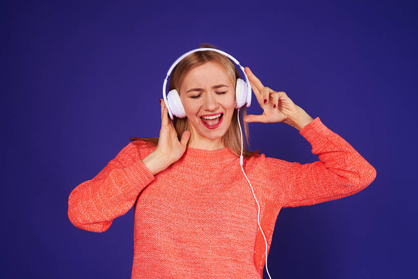 junge Blondine genießt Musik - Foto, Bild