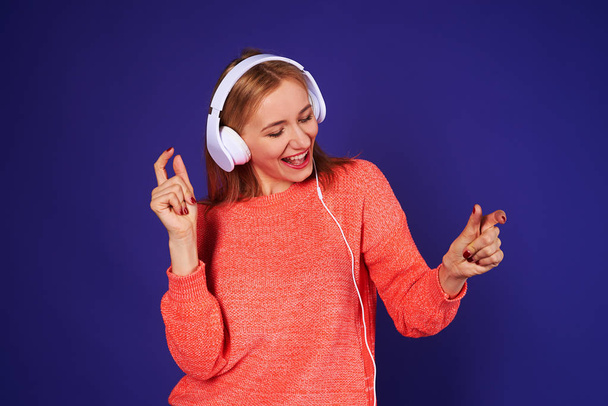 ευτυχισμένος ξανθό χορεύοντας ακουστικά - Φωτογραφία, εικόνα