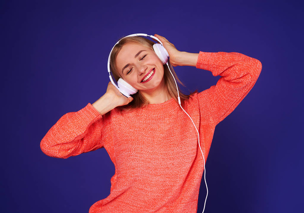 smiley blond likes the music - Foto, imagen