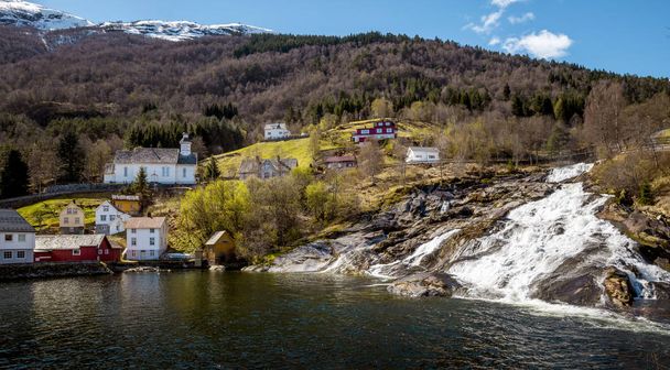 Деревня и водопад Хеллезиг, Норвегия
 - Фото, изображение
