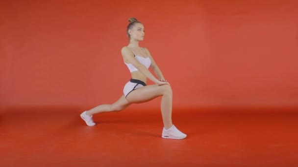 The girl is warming up, flexing joints - Materiał filmowy, wideo