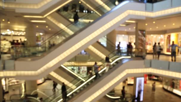 Pessoas usando escada rolante no centro comercial
 - Filmagem, Vídeo